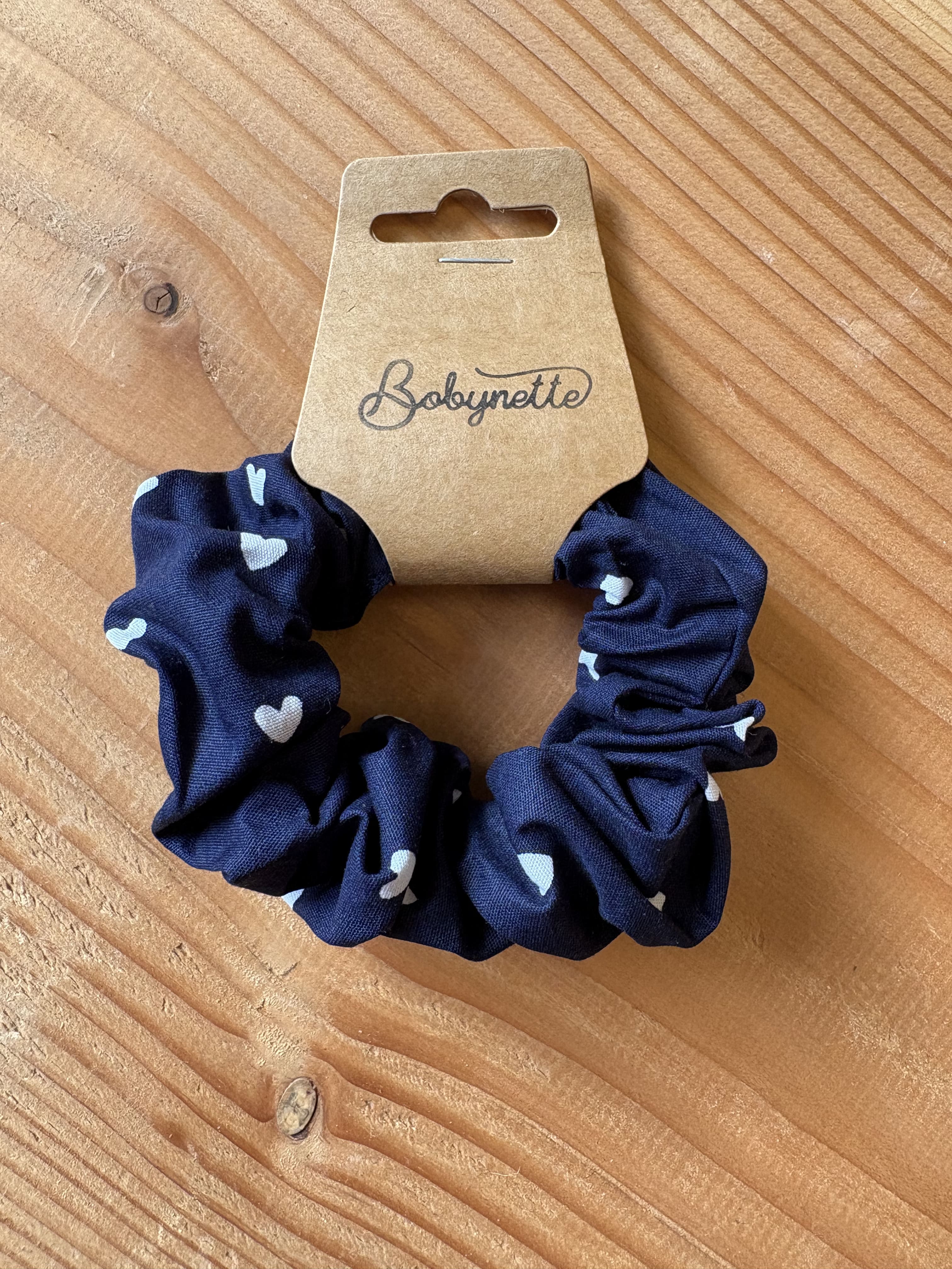 chouchou coeurs bobynette Chouchou coeur blanc fond bleu marine